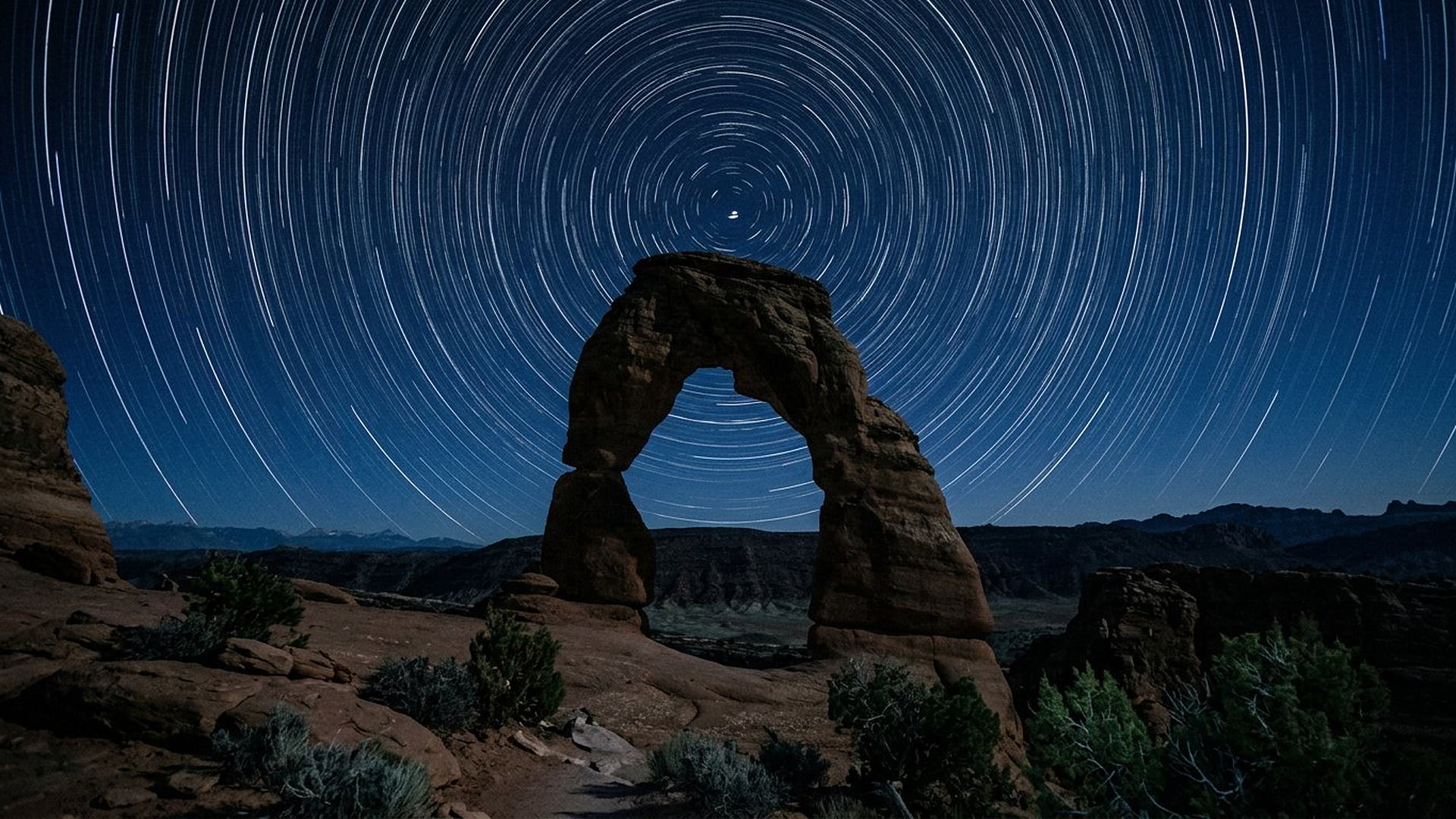Des trajectoires d’étoiles autour d’un axe : la rotation du ciel se photographie en une heure.