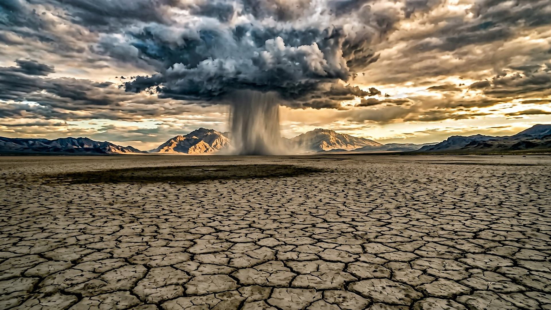 Une colonne de pluie sur un lac asséché : le même cycle redonne ou refuse de l’eau, selon la saison.