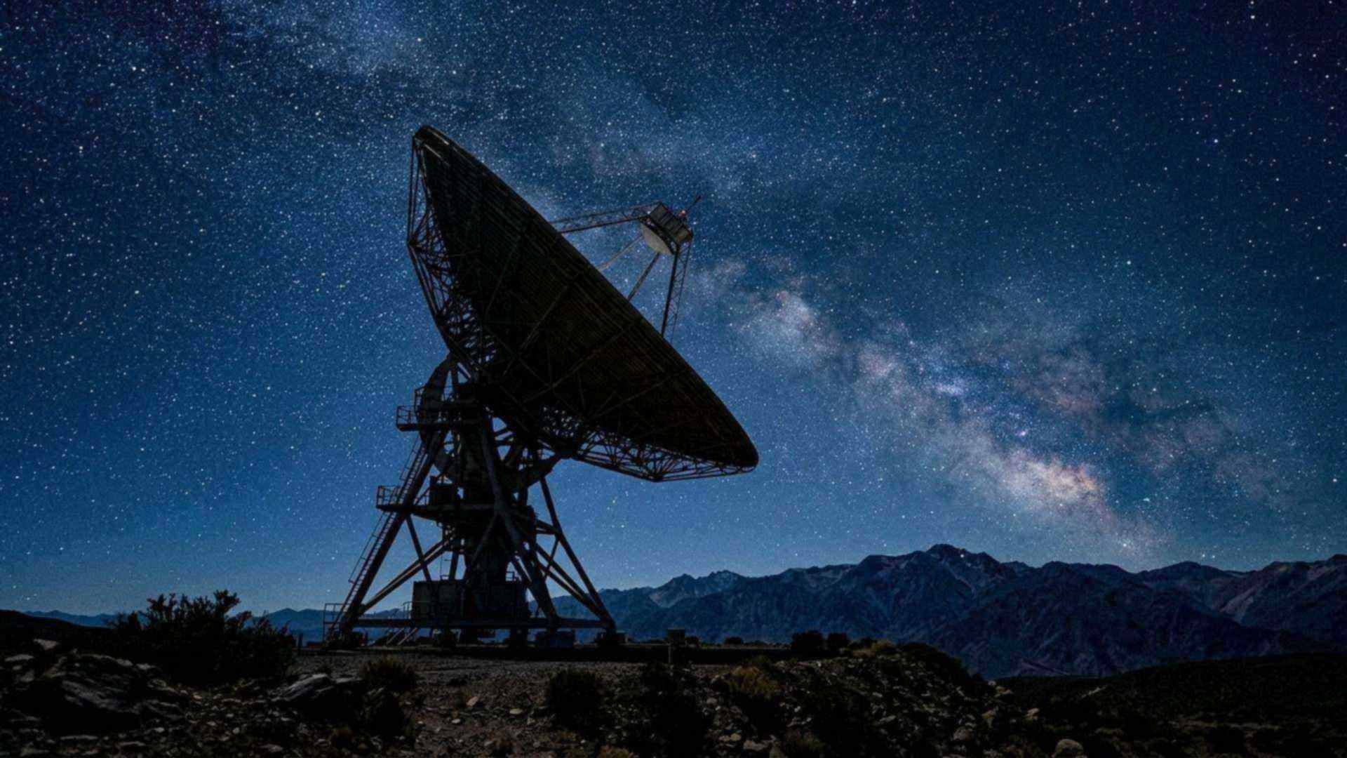 Un radiotélescope écoute la nuit : les étoiles se mesurent aussi bien qu’elles se photographient.