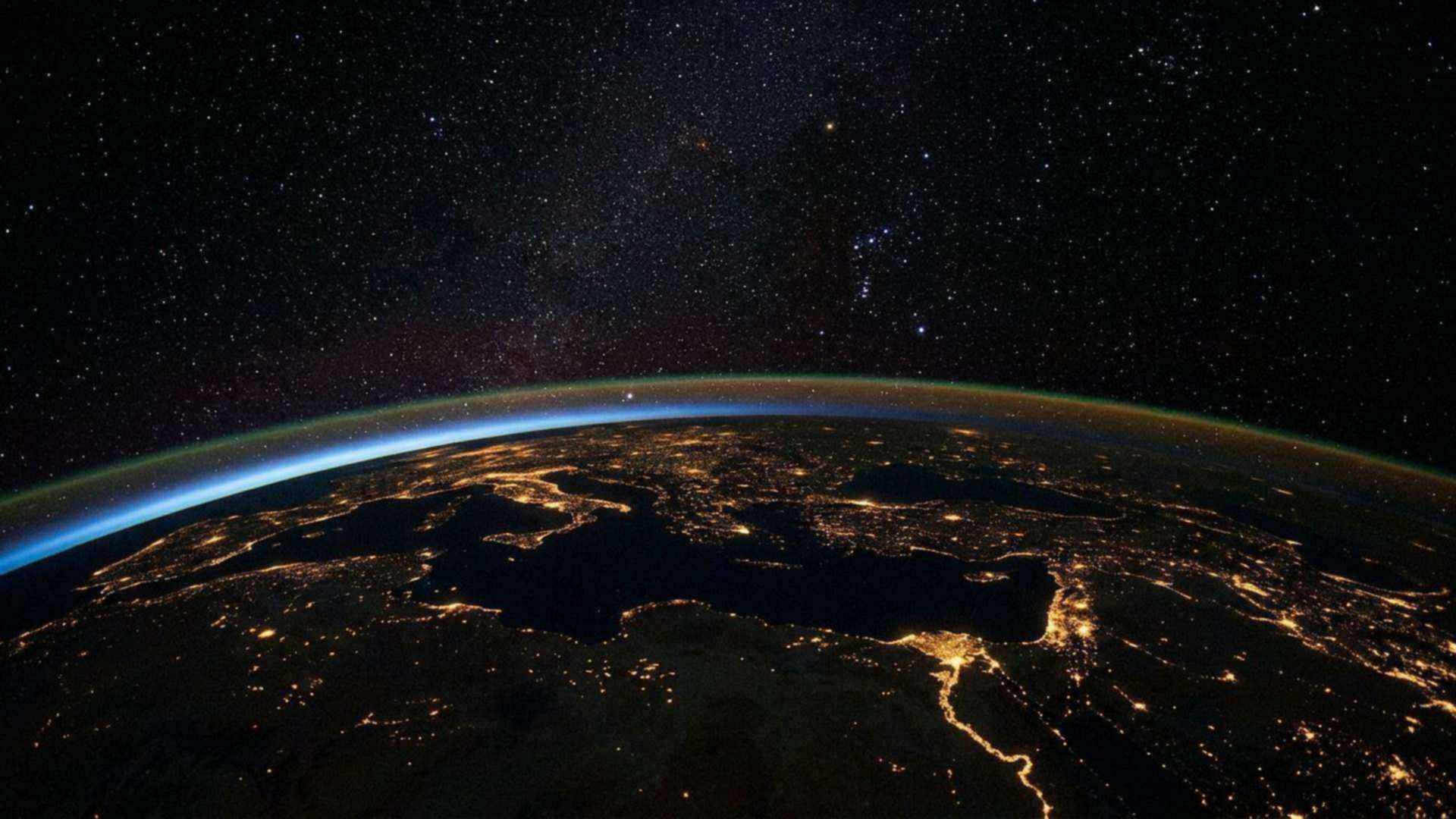 Le limbe terrestre vu de l’orbite : une atmosphère mince, une protection mesurable, une position qui n’a rien d’ordinaire.