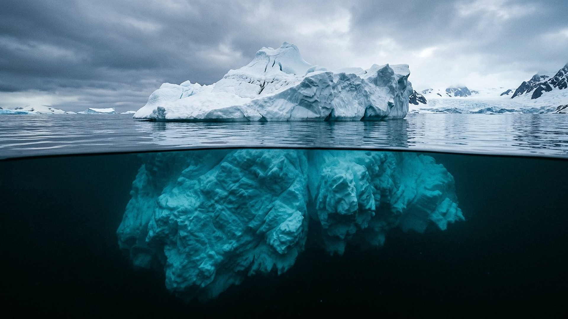 Un iceberg et sa masse immergée : ce qu’on voit de l’eau n’est jamais ce qu’elle est.