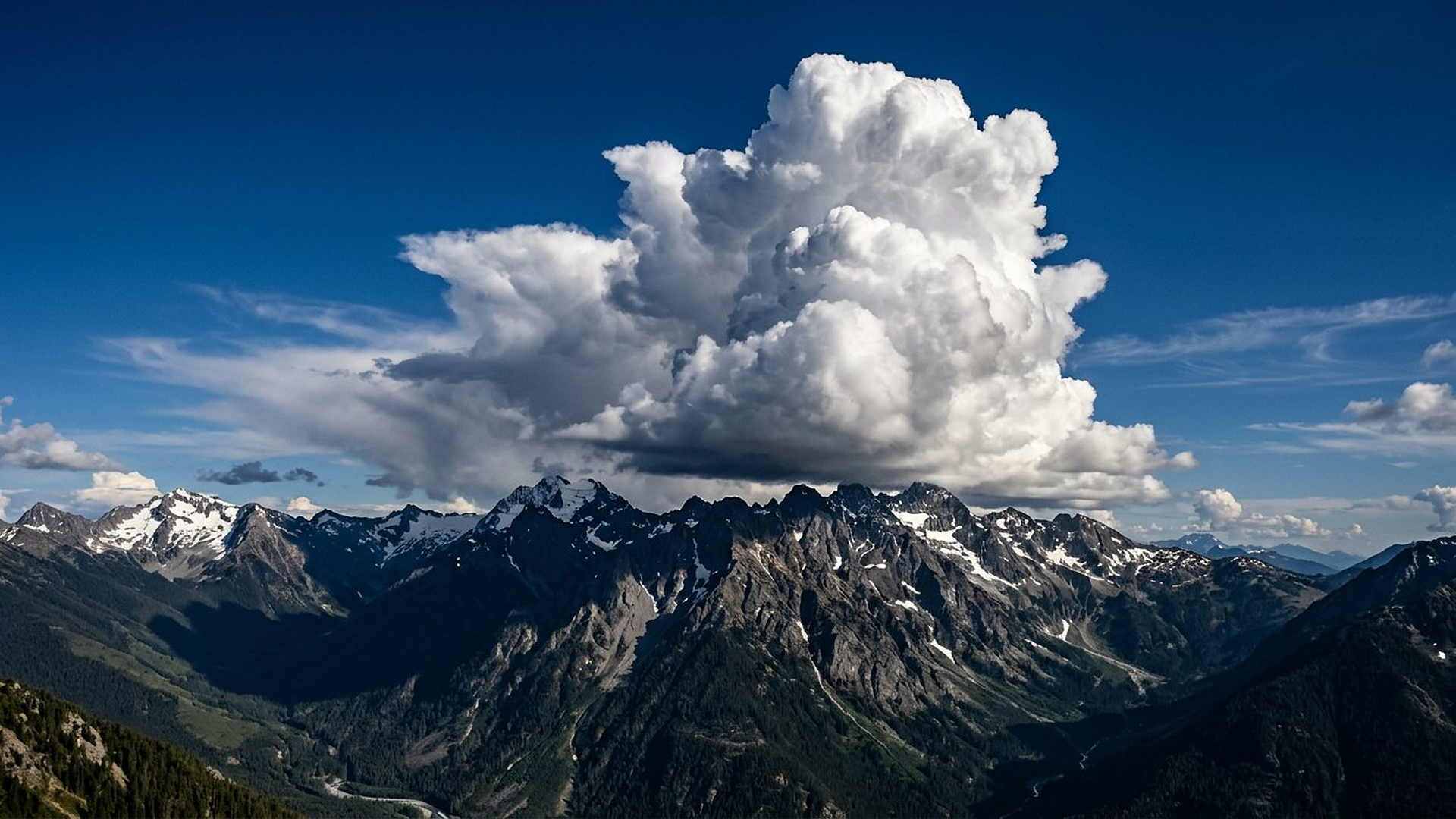 Un nuage qui se forme sur une crête : l’ascendance de l’air est le premier moteur du cycle de l’eau.