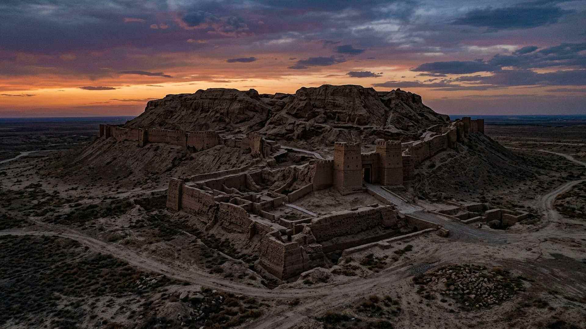 Le tell et ses portes dégagées : une capitale immense, réduite à un relief de terre au milieu de la plaine.